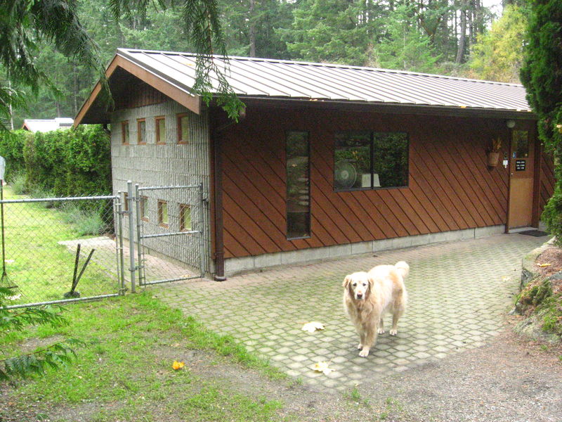 13Kennel Exterior